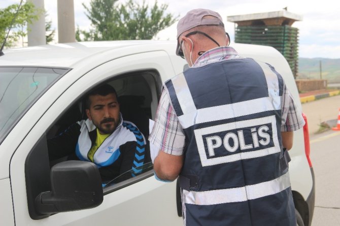 Kırıkkale'de gülümseten görüntüler! Polis ve basın güvercinleri besledi