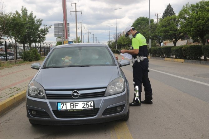 Kırıkkale'de gülümseten görüntüler! Polis ve basın güvercinleri besledi