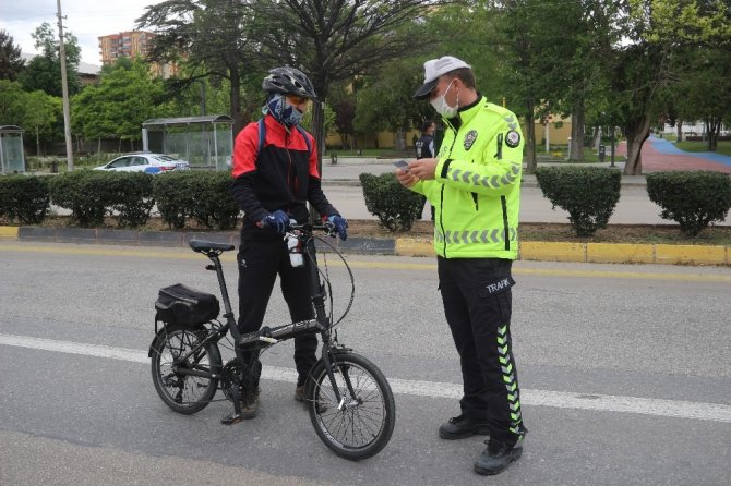 Kırıkkale'de gülümseten görüntüler! Polis ve basın güvercinleri besledi