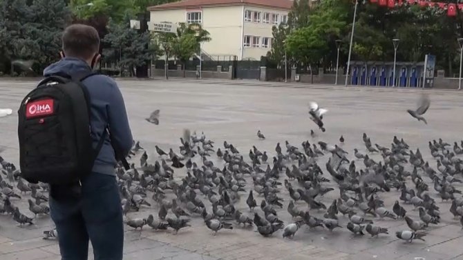 Kırıkkale'de gülümseten görüntüler! Polis ve basın güvercinleri besledi