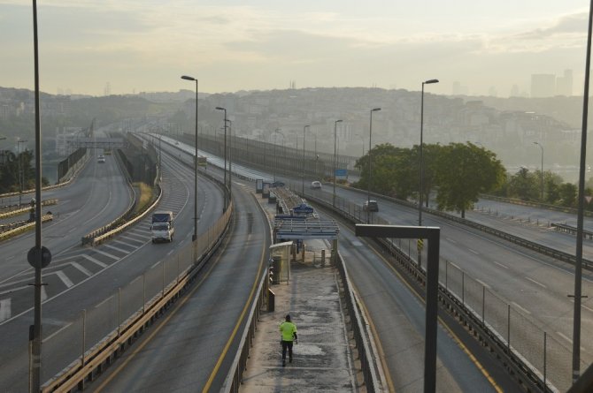 Kısıtlamanın ilk sabahı İstanbul'un yolları bomboş