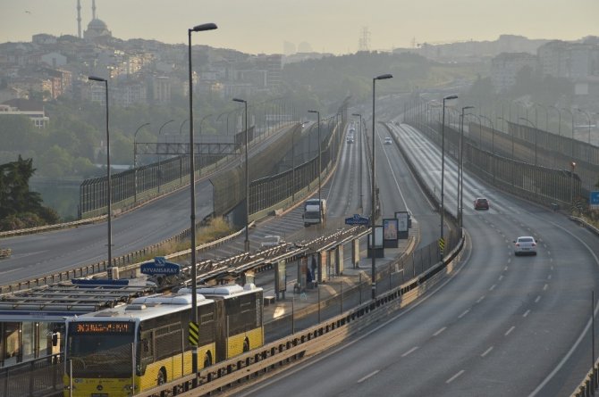 Kısıtlamanın ilk sabahı İstanbul'un yolları bomboş