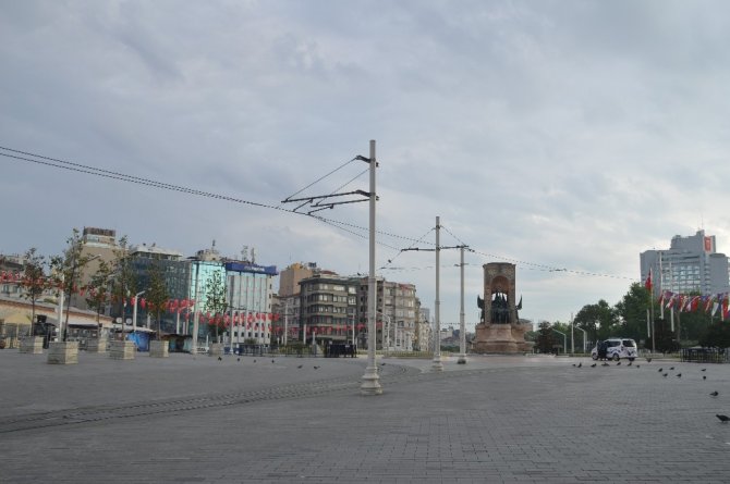 Kısıtlamanın ilk sabahı İstanbul'un yolları bomboş