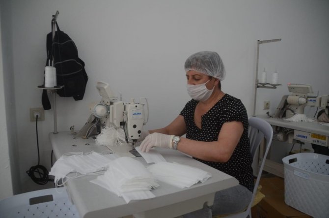 Kuşadası'nda 20 bini çocuklar için olmak üzere 350 bin maske üretildi