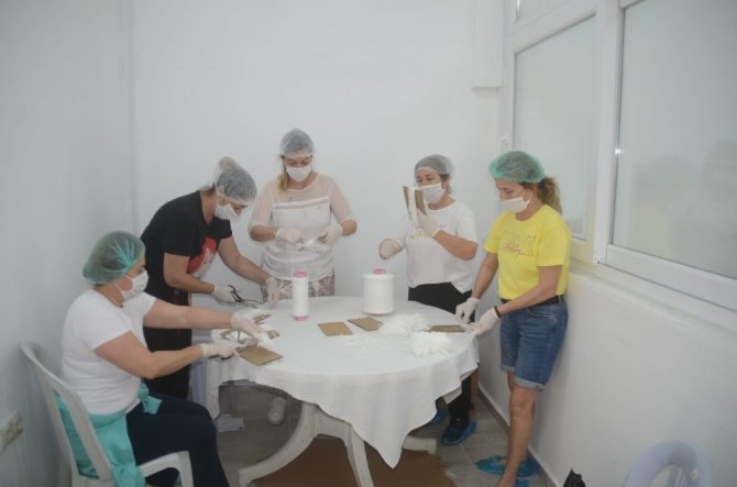 Kuşadası'nda 20 bini çocuklar için olmak üzere 350 bin maske üretildi