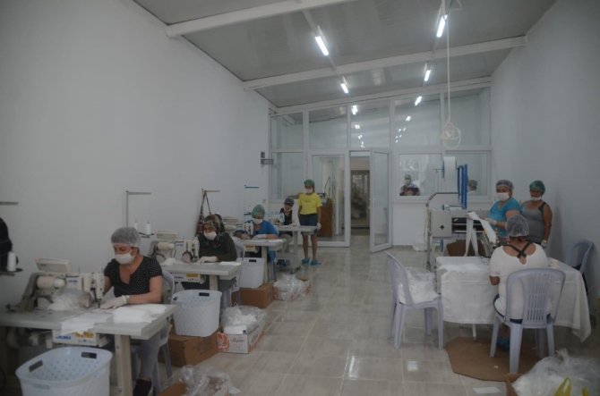 Kuşadası'nda 20 bini çocuklar için olmak üzere 350 bin maske üretildi