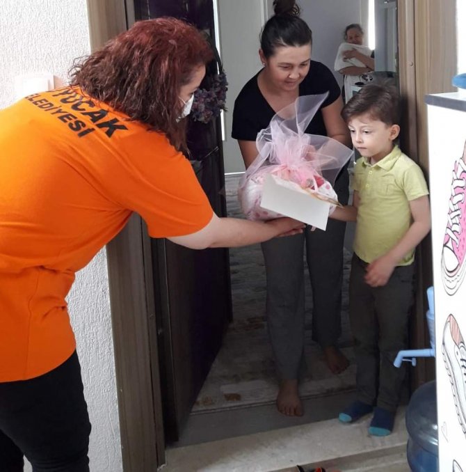 Kuyucak Belediyesi'nden ‘Hoş geldin bebek’ ziyaretleri