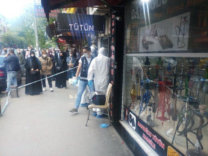 Meraklı kalabalık şüpheli ölümü sosyal mesafesiz izledi!