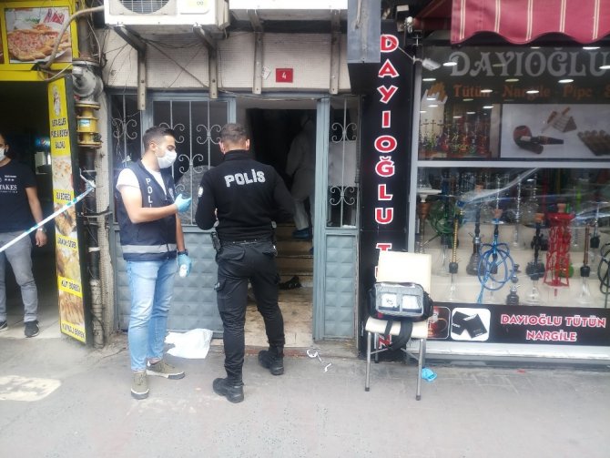 Meraklı kalabalık şüpheli ölümü sosyal mesafesiz izledi!