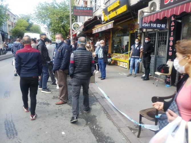 Meraklı kalabalık şüpheli ölümü sosyal mesafesiz izledi!