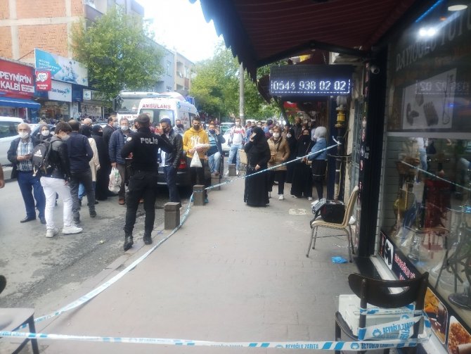 Meraklı kalabalık şüpheli ölümü sosyal mesafesiz izledi!