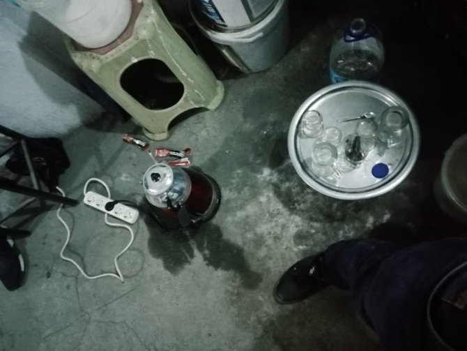 Salgın ve kısıtlamayı rağmen bodrum katını kıraathaneye çevirdiler