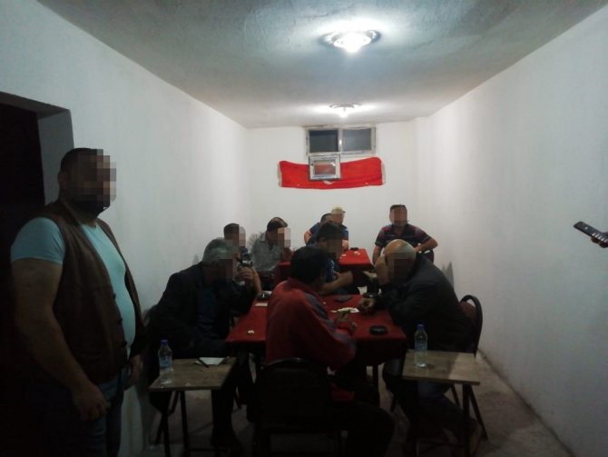 Salgın ve kısıtlamayı rağmen bodrum katını kıraathaneye çevirdiler