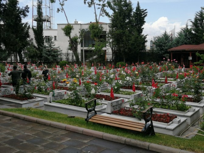 Şehit yakınlarından özel izinle şehitlik ziyaretleri