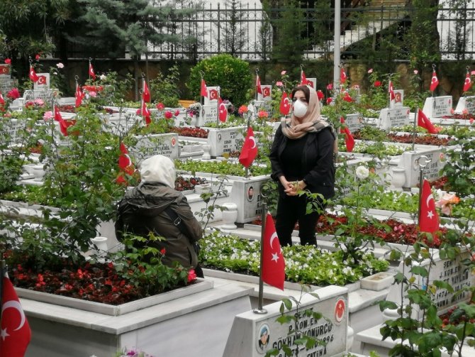 Şehit yakınlarından özel izinle şehitlik ziyaretleri
