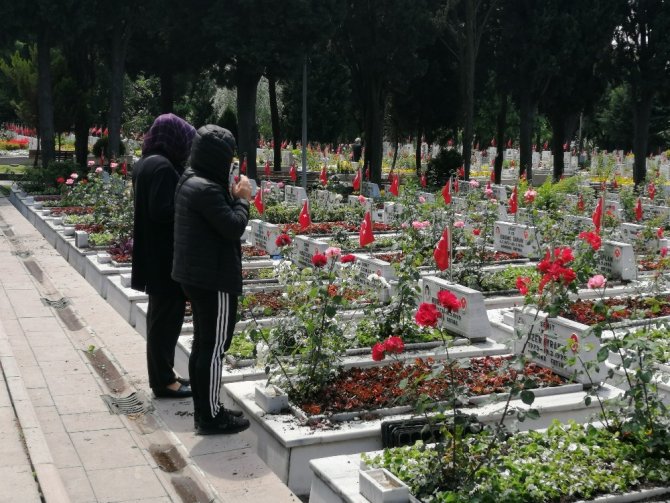 Şehit yakınlarından özel izinle şehitlik ziyaretleri