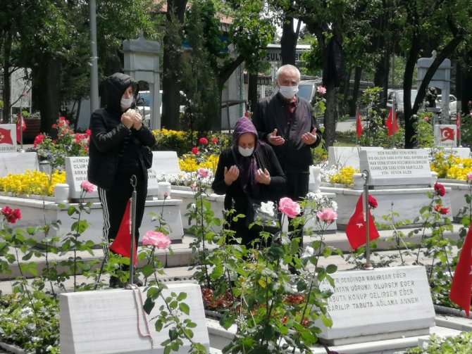 Şehit yakınlarından özel izinle şehitlik ziyaretleri