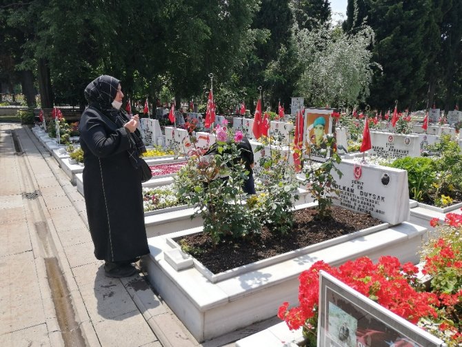 Şehit yakınlarından özel izinle şehitlik ziyaretleri