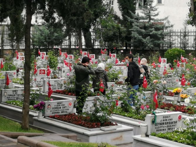 Şehit yakınlarından özel izinle şehitlik ziyaretleri