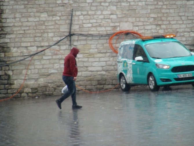 Taksim’de ilginç görüntüler! Önce yağmur yağdı sonra güneş açtı