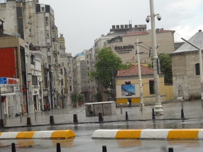 Taksim’de ilginç görüntüler! Önce yağmur yağdı sonra güneş açtı