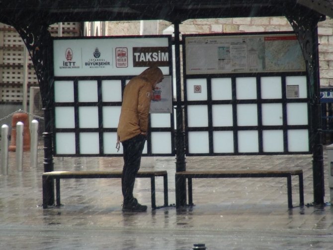 Taksim’de ilginç görüntüler! Önce yağmur yağdı sonra güneş açtı