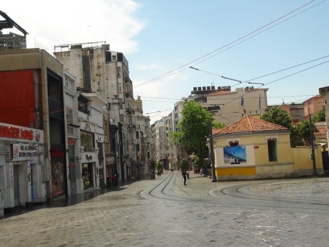 Taksim’de ilginç görüntüler! Önce yağmur yağdı sonra güneş açtı