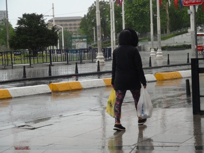 Taksim’de ilginç görüntüler! Önce yağmur yağdı sonra güneş açtı