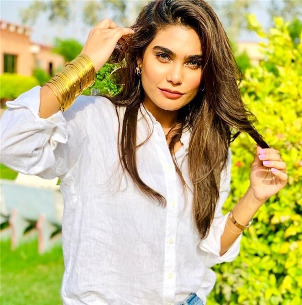 Pakistanlı ünlü model Zara Abid'in düşen uçakta olduğu ortaya çıktı