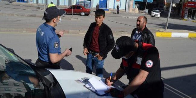Arabada çekirdek çitleyerek gezintiye çıkan 3 kişi polise yakalandı