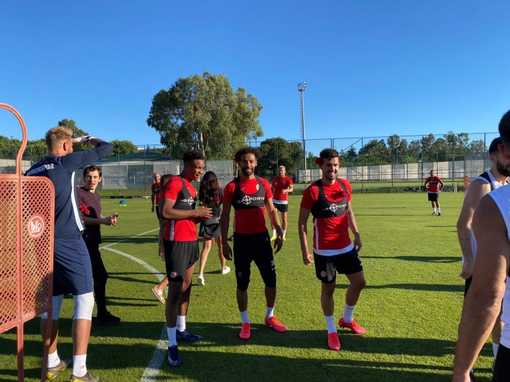 Antalyaspor antrenmanına ailelerinden anlamlı ziyaret