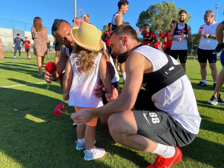 Antalyaspor antrenmanına ailelerinden anlamlı ziyaret