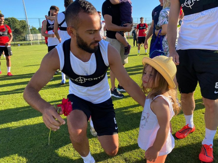 Antalyaspor antrenmanına ailelerinden anlamlı ziyaret