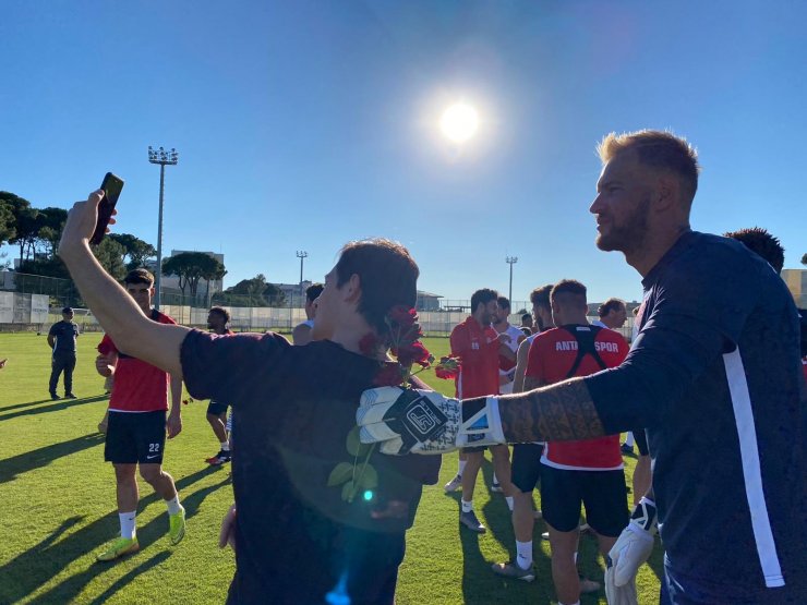 Antalyaspor antrenmanına ailelerinden anlamlı ziyaret