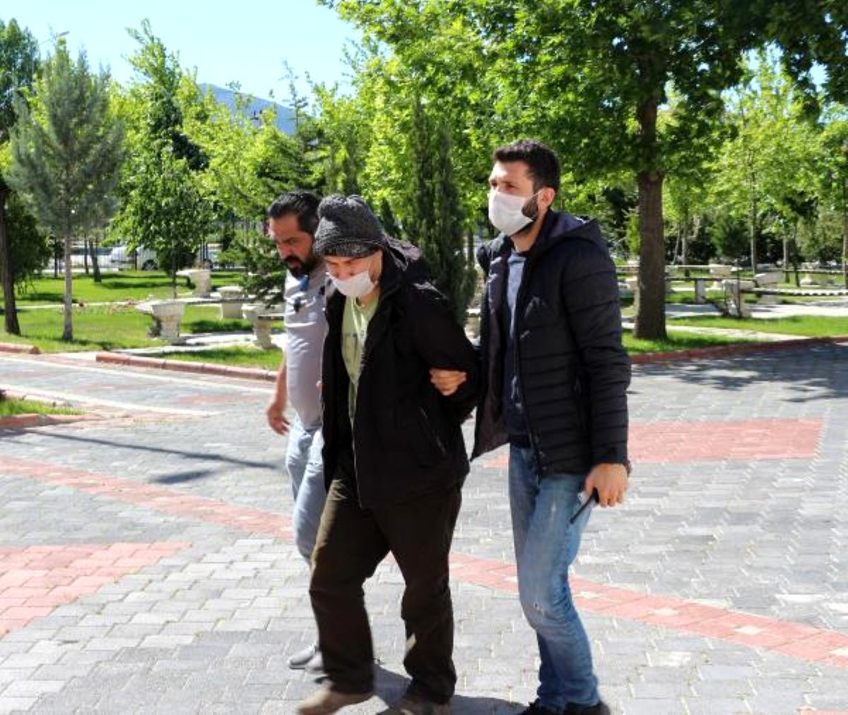 Anne ve babasını bıçaklamıştı! O cani yakalandı