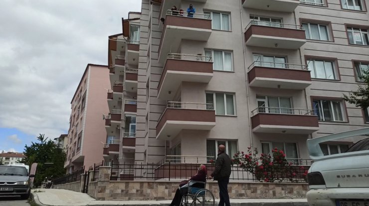 Çorum'da sokağa çıkan yaşlılar, pencereden torunları ile bayramlaştı