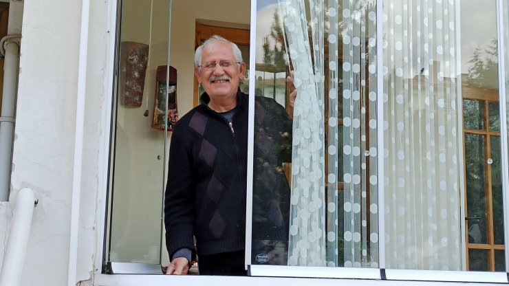 Çorum'da sokağa çıkan yaşlılar, pencereden torunları ile bayramlaştı