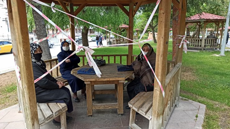 Çorum'da sokağa çıkan yaşlılar, pencereden torunları ile bayramlaştı
