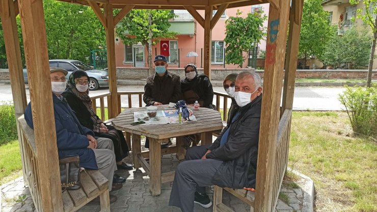 Çorum'da sokağa çıkan yaşlılar, pencereden torunları ile bayramlaştı