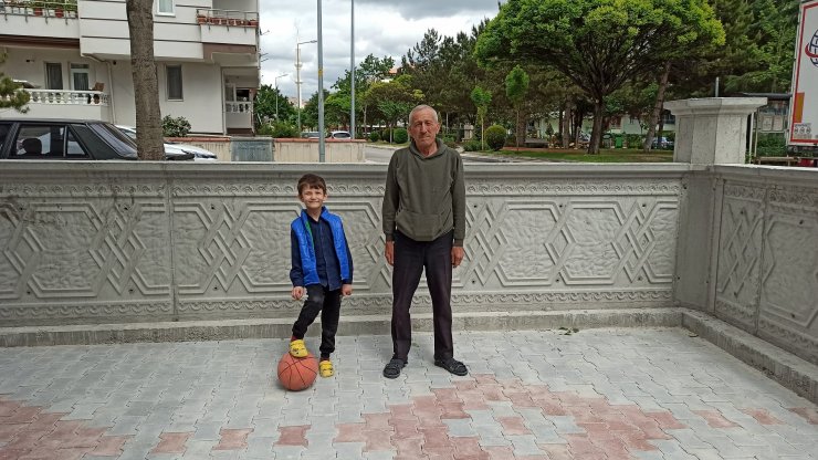 Çorum'da sokağa çıkan yaşlılar, pencereden torunları ile bayramlaştı