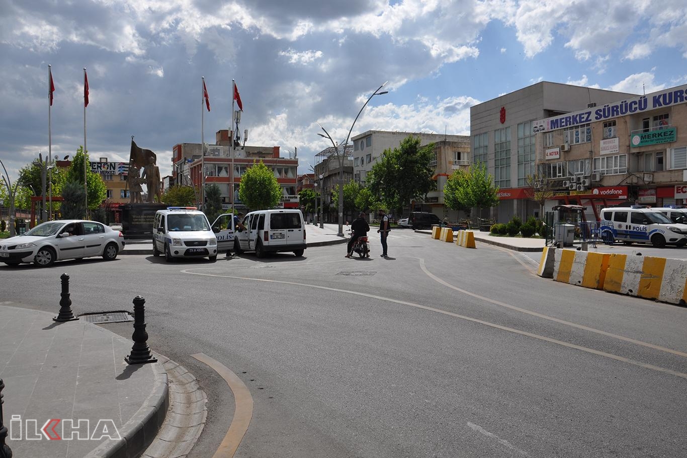 Arabada çekirdek çitleyerek gezintiye çıkan 3 kişi polise yakalandı
