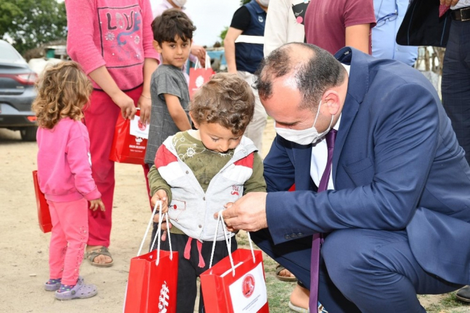 İzmir Balıkesirliler Derneğinden 400 çocuğa bayram hediyesi