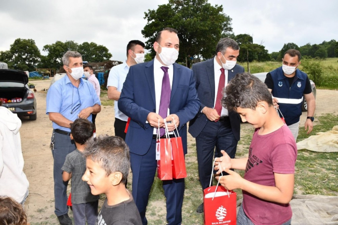 İzmir Balıkesirliler Derneğinden 400 çocuğa bayram hediyesi