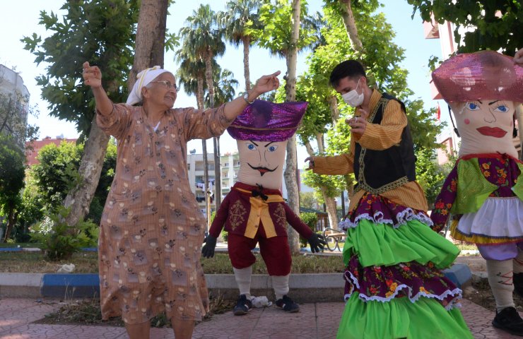 Mahallenin gençlerinden köçekli, palyaçolu bayram eğlencesi