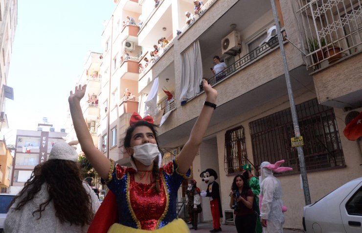 Mahallenin gençlerinden köçekli, palyaçolu bayram eğlencesi