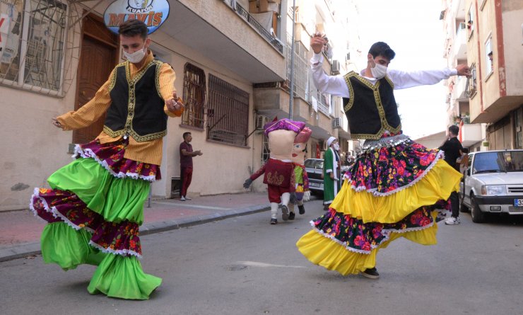 Mahallenin gençlerinden köçekli, palyaçolu bayram eğlencesi