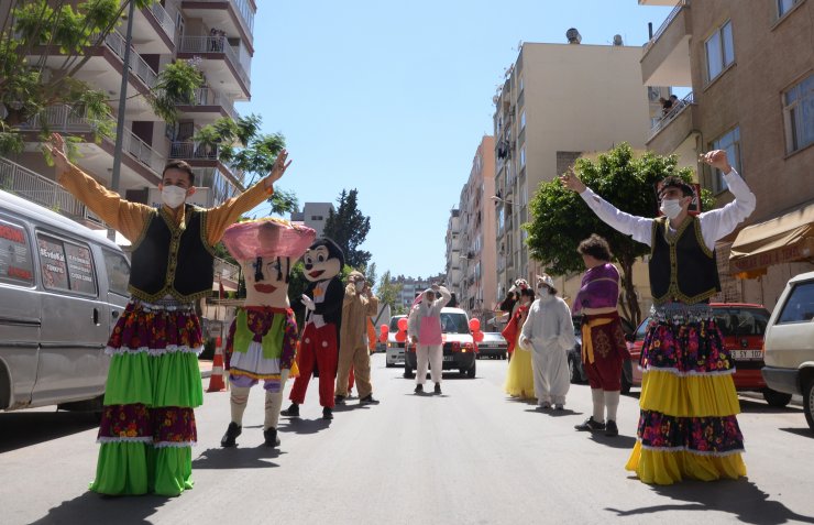 Mahallenin gençlerinden köçekli, palyaçolu bayram eğlencesi