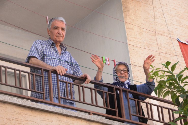 Mahallenin gençlerinden köçekli, palyaçolu bayram eğlencesi