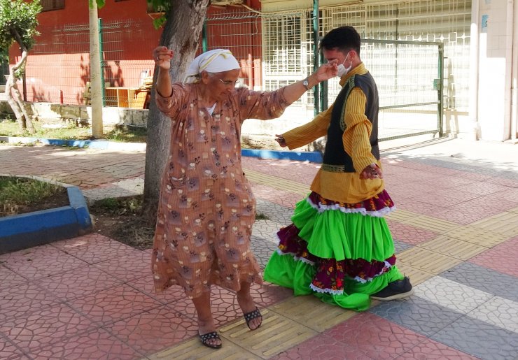 Mahallenin gençlerinden köçekli, palyaçolu bayram eğlencesi