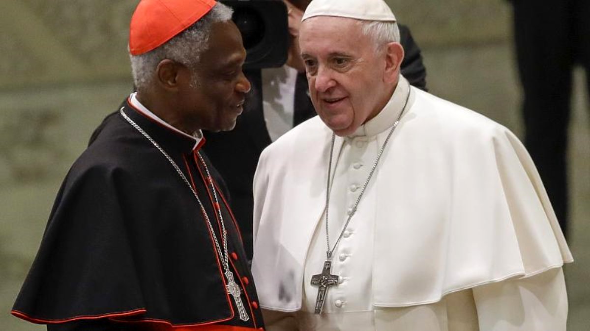 Papa Francis 3 ay sonra ilk kez meydandakileri kutsadı!